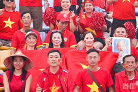 Người hâm mộ Hà Tĩnh sang Thái Lan “tiếp lửa” cho vận động viên quê hương