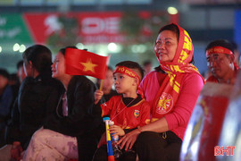 Người hâm mộ Hà Tĩnh tập trung “tiếp lửa” cho U23 Việt Nam