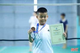 Cậu bé 8 tuổi người Hà Tĩnh giành huy chương cầu lông quốc gia