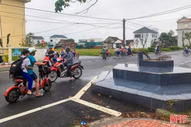 Cần sớm di dời ngôi mộ nằm trên đường dân sinh, gây cản trở giao thông