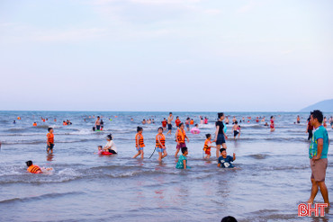 Du khách nườm nượp về biển Kỳ Ninh "giải nhiệt"