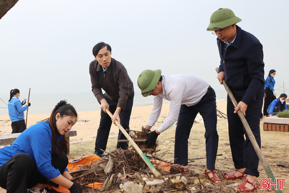Ra quân làm sạch bãi biển Thiên Cầm, “khởi động” đón khách du xuân