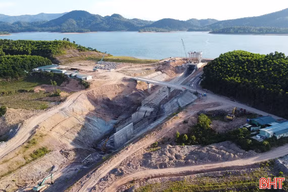 "Đua" tiến độ trên các công trình phòng chống thiên tai