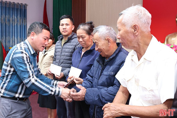 Trao 100 suất quà Tết của VietinBank cho nạn nhân da cam/dioxin 