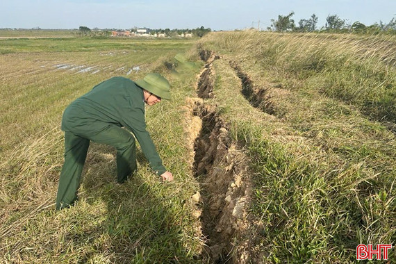 Cần sớm xử lý tình trạng sạt lở mái kênh chính Kẻ Gỗ
