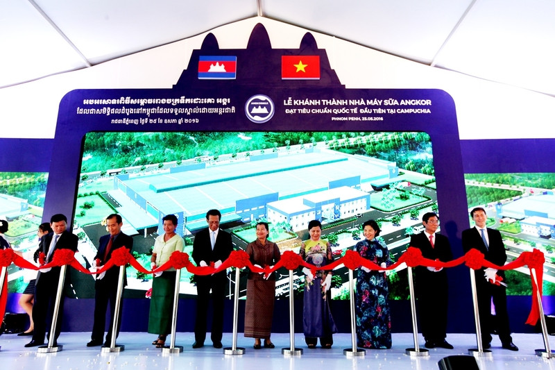 vinamilk khanh thanh nha may sua dau tien tai campuchia