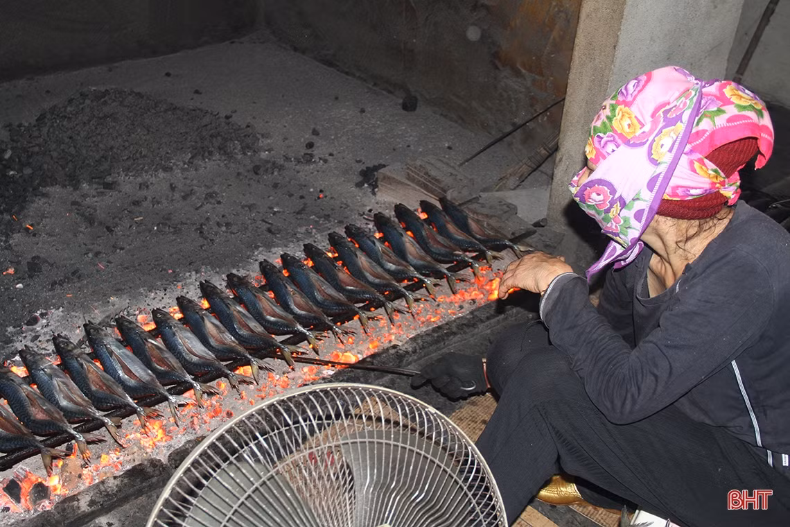 Bên trong bếp nướng cá ở Thạch Kim những ngày cuối năm