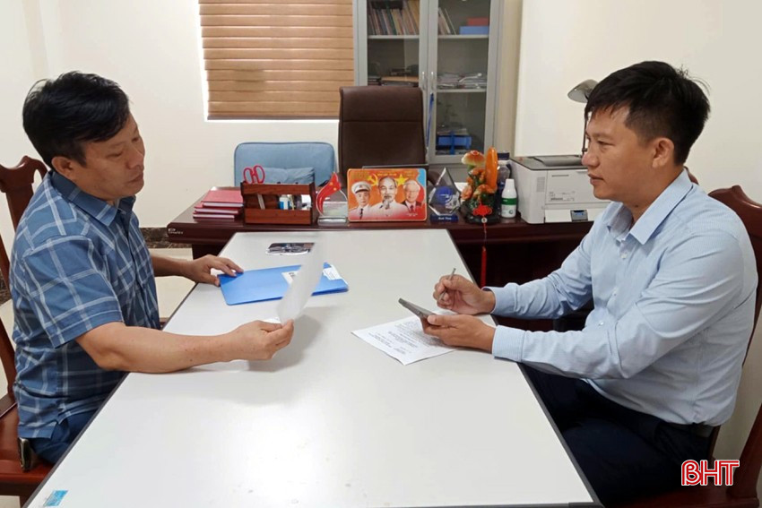 Thầy Nguyễn Anh Hoan - Trưởng phòng GD&ĐT huyện Kỳ Anh trao đổi với phóng viên liên quan đến điều động các viên chức giáo dục có thời hạn. bqbht_br_11.jpg