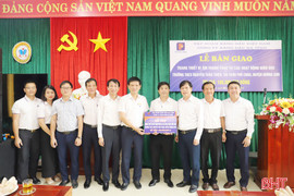 Công ty Xăng dầu Hà Tĩnh trao thiết bị cho trường học ở Hương Sơn