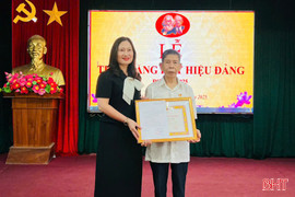 Các địa phương trao Huy hiệu Đảng dịp kỷ niệm Quốc khánh 2/9 