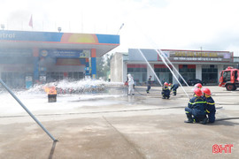 Diễn tập phòng cháy, chữa cháy tại cửa hàng xăng dầu 
