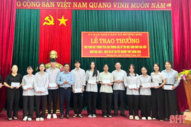 Các địa phương ở Hà Tĩnh trao thưởng cho học sinh giỏi