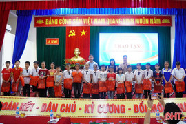 Trao tặng xe đạp và dụng cụ học tập cho học sinh nghèo ở Hà Tĩnh