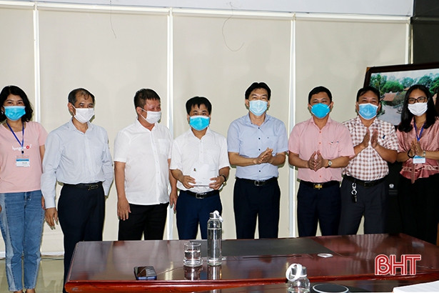 Phó Chủ tịch UBND tỉnh kiểm tra, động viên CDC Hà Tĩnh trong quá trình phòng chống dịch Covid-19