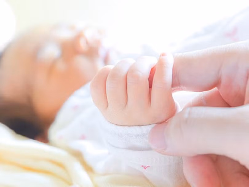 Không biết mình mang thai, người phụ nữ bất ngờ sinh con trên máy bay