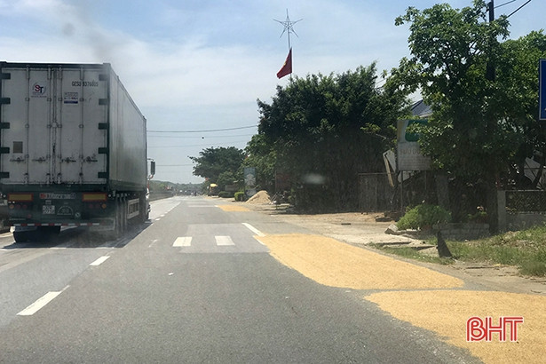 Hà Tĩnh: Tái diễn việc lấn chiếm lòng, lề đường làm sân phơi lúa
