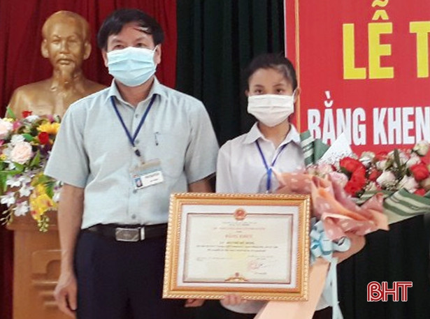 Trao bằng khen của Chủ tịch UBND tỉnh Hà Tĩnh cho nữ sinh có nghĩa cử đẹp