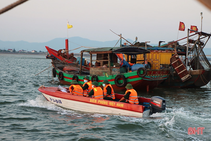 Tuyên truyền bầu cử và phòng dịch Covid-19 cho ngư dân xứ Cẩm