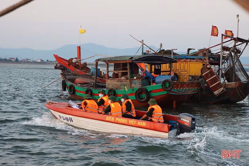 Tuyên truyền bầu cử và phòng dịch Covid-19 cho ngư dân xứ Cẩm