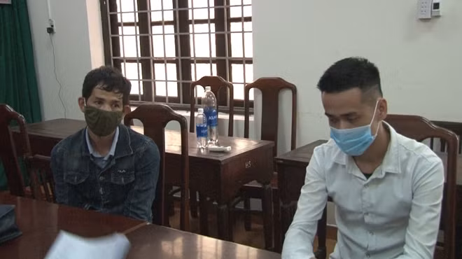 Trung (áo Jean) và Văn (áo trắng) lập facebook bán hàng ảo để lừa tiền của nhiều người. Nhiều người sập bẫy lừa đảo “Thanh lý xe ông Duy” giá rẻ trên Facebook