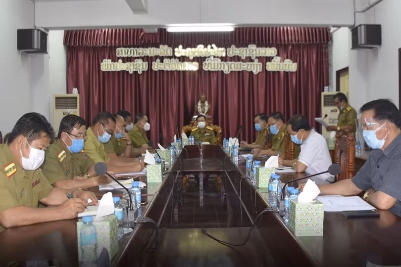 Lào tước quân tịch 2 cảnh sát dính đến lây lan dịch Covid-19 trong cộng đồng