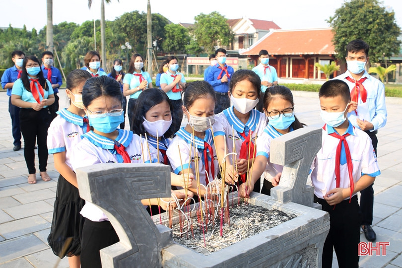 Hội đồng Đội Hà Tĩnh dâng hương tưởng niệm và báo công với Bác Hồ