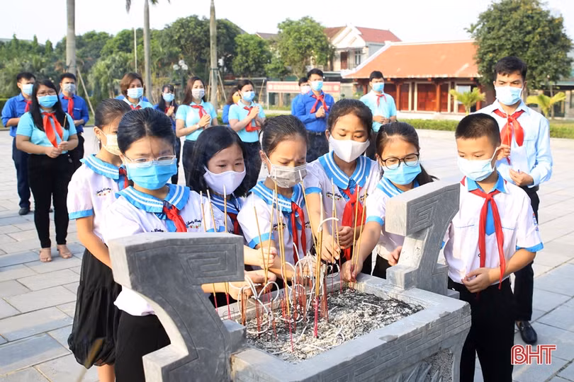 Hội đồng Đội Hà Tĩnh dâng hương tưởng niệm và báo công với Bác Hồ