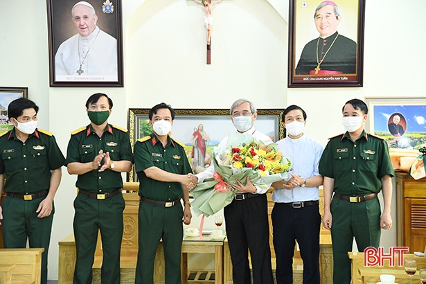 Tư lệnh Quân khu 4 chúc mừng Giám quản Tông tòa Giáo phận Hà Tĩnh