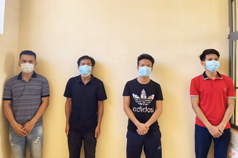 Công an Hương Sơn bắt quả tang 4 đối tượng đánh bạc