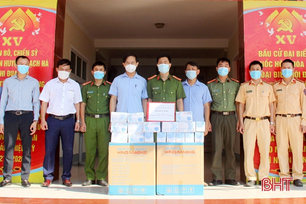 Trao tặng trang thiết bị y tế trị giá 130 triệu đồng cho lực lượng tuyến đầu chống dịch ở Thạch Hà