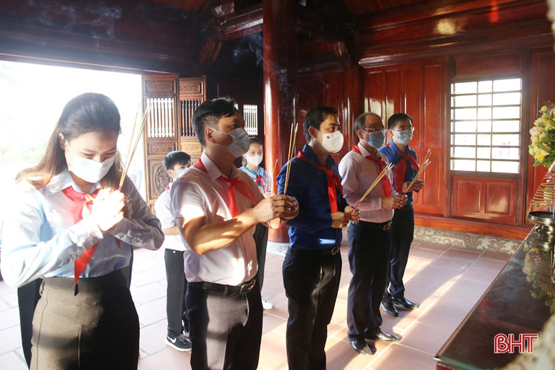 Hội đồng Đội Hà Tĩnh dâng hương tưởng niệm và báo công với Bác Hồ