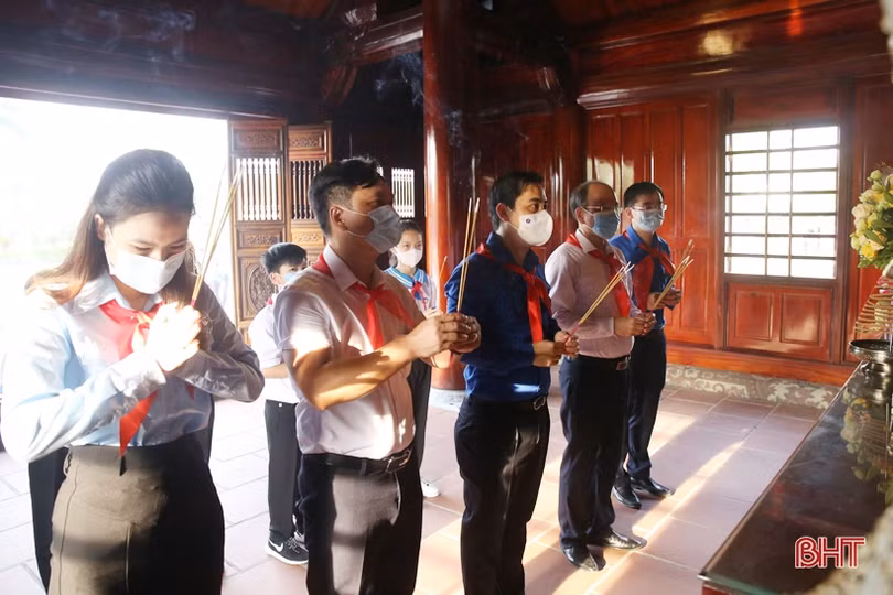 Hội đồng Đội Hà Tĩnh dâng hương tưởng niệm và báo công với Bác Hồ