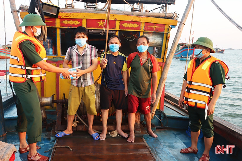 Tuyên truyền bầu cử và phòng dịch Covid-19 cho ngư dân xứ Cẩm