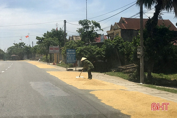 Hà Tĩnh: Tái diễn việc lấn chiếm lòng, lề đường làm sân phơi lúa