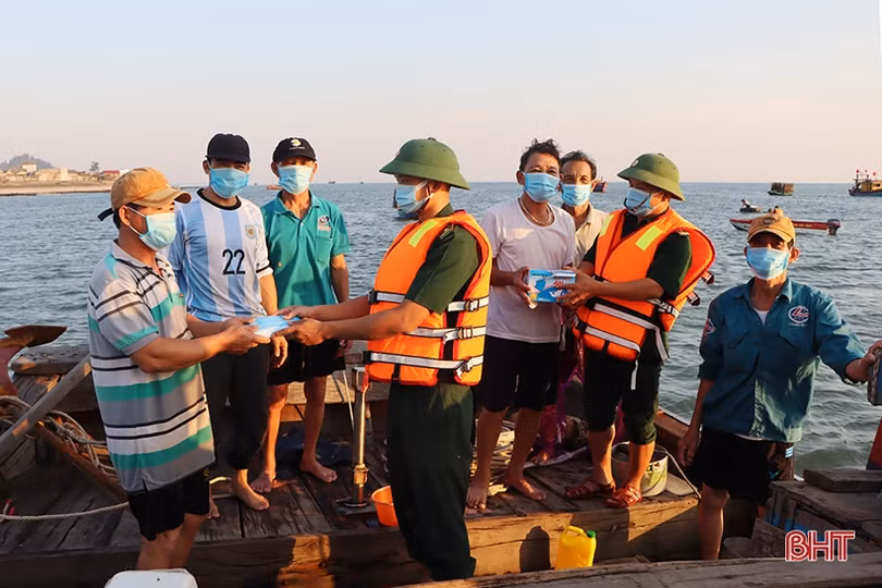 Tuyên truyền bầu cử và phòng dịch Covid-19 cho ngư dân xứ Cẩm