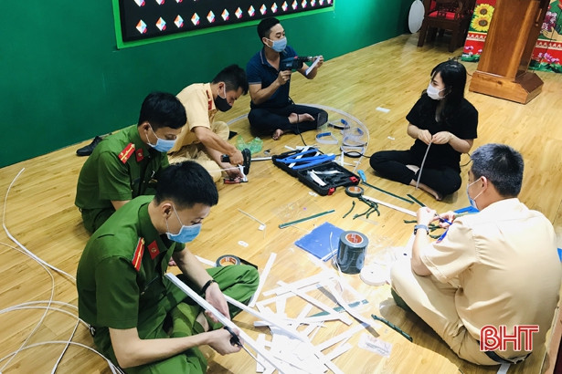 Tặng hơn 100 kính chắn giọt bắn cho cơ sở cách ly, điểm làm căn cước công dân