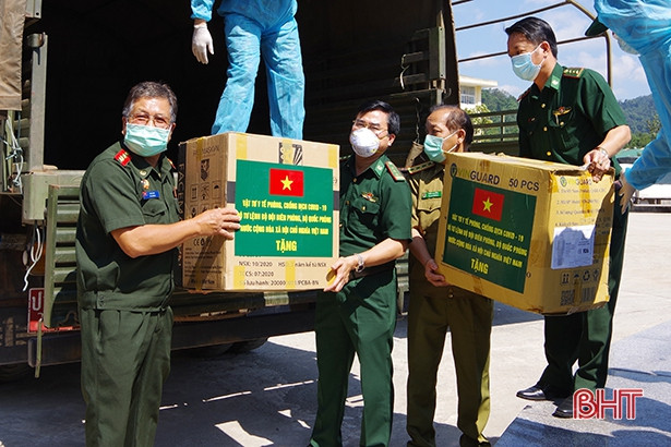 Biên phòng Việt Nam hỗ trợ lực lượng vũ trang Lào vật tư y tế chống dịch
