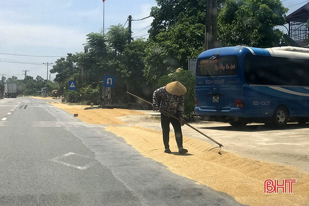 Hà Tĩnh: Tái diễn việc lấn chiếm lòng, lề đường làm sân phơi lúa