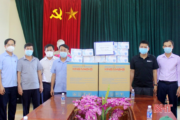 Trao tặng trang thiết bị y tế trị giá 130 triệu đồng cho lực lượng tuyến đầu chống dịch ở Thạch Hà