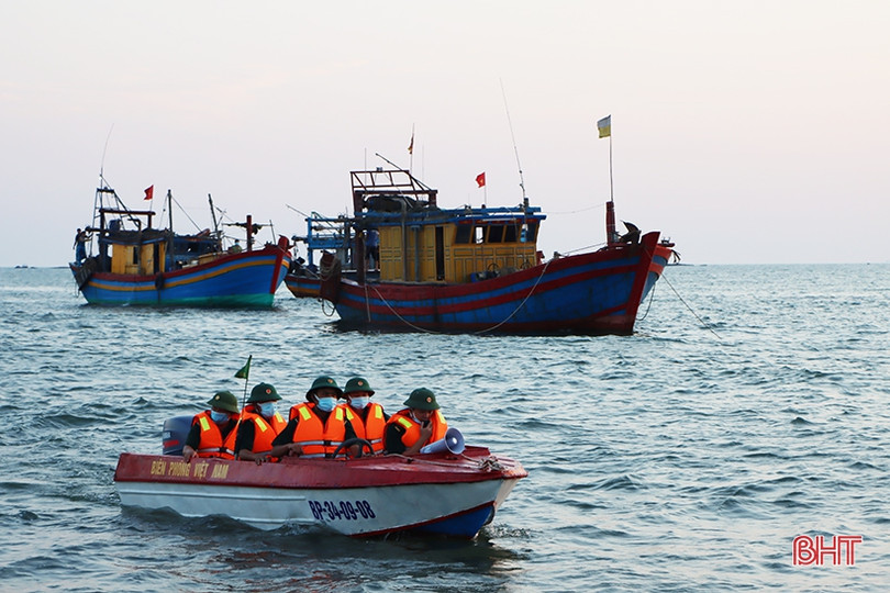 Tuyên truyền bầu cử và phòng dịch Covid-19 cho ngư dân xứ Cẩm