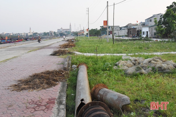 Người dân thiếu ý thức, âu thuyền Cửa Sót ngày càng ô nhiễm