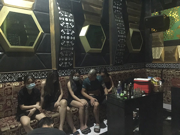 Bắt quả tang 8 đối tượng “bay lắc” trong quán karaoke giữa mùa dịch
