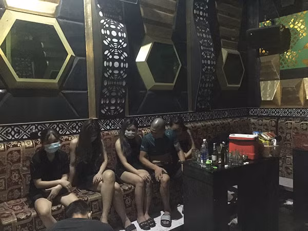 Bắt quả tang 8 đối tượng “bay lắc” trong quán karaoke giữa mùa dịch