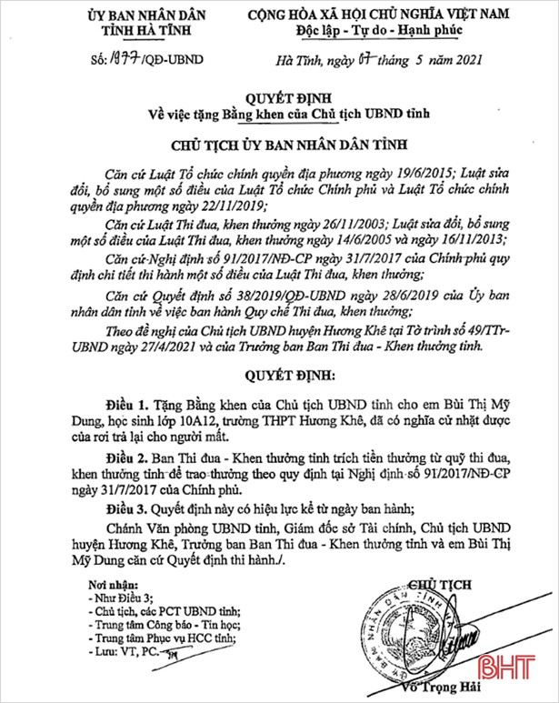 Trao bằng khen của Chủ tịch UBND tỉnh Hà Tĩnh cho nữ sinh có nghĩa cử đẹp