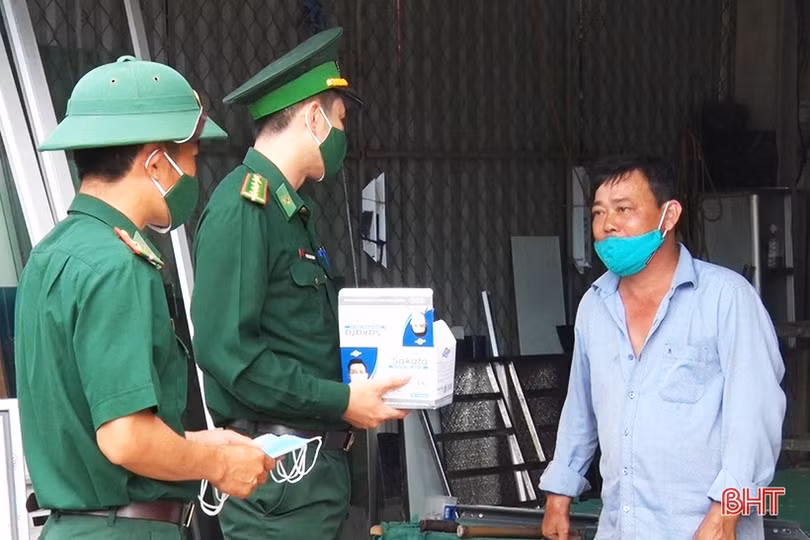Chiến sỹ biên phòng Hà Tĩnh tuyên truyền lưu động phòng chống Covid-19