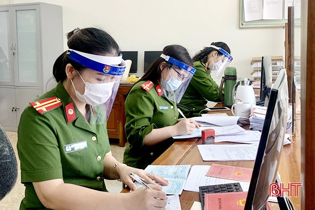 Tặng hơn 100 kính chắn giọt bắn cho cơ sở cách ly, điểm làm căn cước công dân