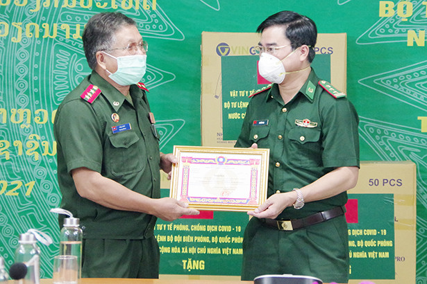 Biên phòng Việt Nam hỗ trợ lực lượng vũ trang Lào vật tư y tế chống dịch