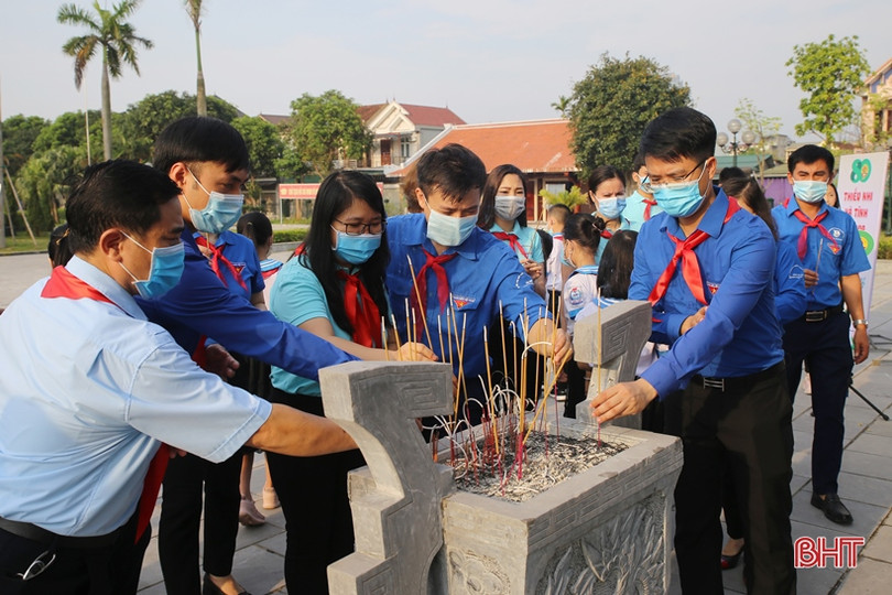 Hội đồng Đội Hà Tĩnh dâng hương tưởng niệm và báo công với Bác Hồ