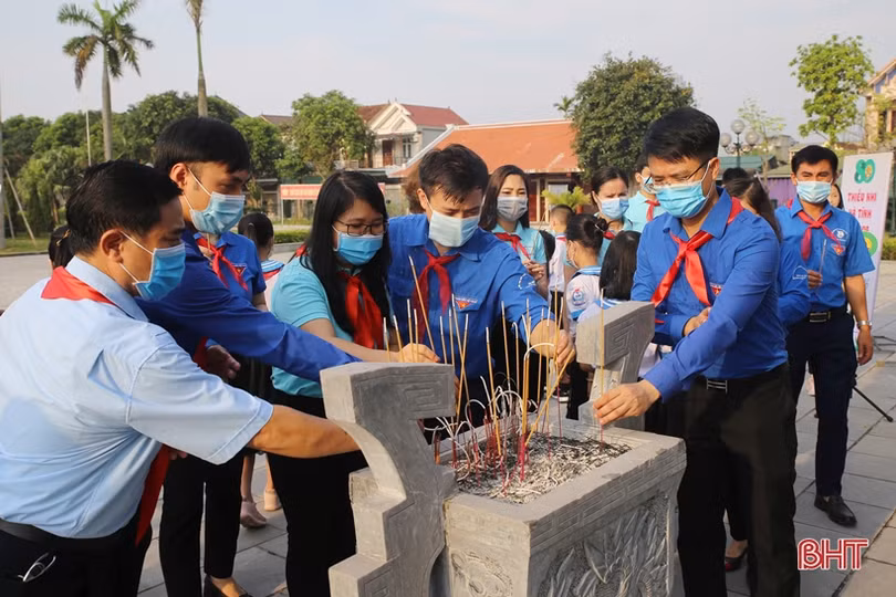 Hội đồng Đội Hà Tĩnh dâng hương tưởng niệm và báo công với Bác Hồ