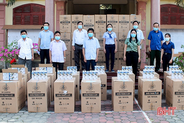 Can Lộc trao thiết bị phòng dịch Covid-19 cho các tổ bầu cử 